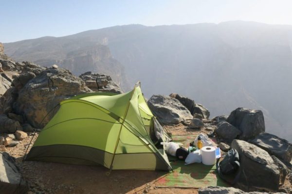 camping-spot-between-rocks-on-jebel-shams-oman-1024x683